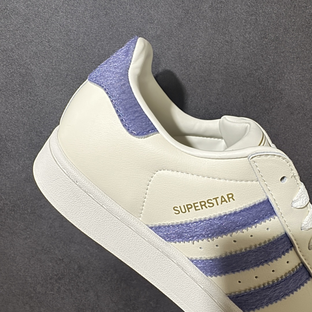 adidas三叶草 SUPERSTAR II W 贝壳头休闲板鞋 经典贝壳头鞋型，皮革鞋面质感顺滑，鞋身延续三叶草标志性