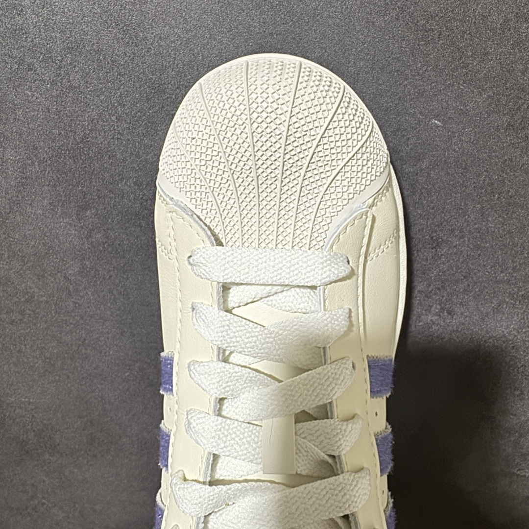 adidas三叶草 SUPERSTAR II W 贝壳头休闲板鞋 经典贝壳头鞋型，皮革鞋面质感顺滑，鞋身延续三叶草标志性