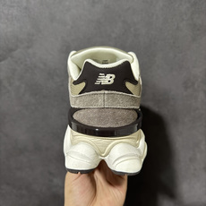 New Balance NB9060复古老爹鞋 鞋面采用猪皮革+人造革+织物多种材质拼接,层次感丰富,经典厚底造型自带增 New Balance NB9060复古老爹鞋 鞋面采用猪皮革+人造革+织物多种材质拼接,层次感丰富,经典厚底造型自带增