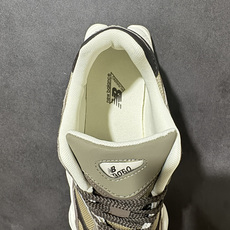 New Balance NB9060复古老爹鞋 鞋面采用猪皮革+人造革+织物多种材质拼接,层次感丰富,经典厚底造型自带增 New Balance NB9060复古老爹鞋 鞋面采用猪皮革+人造革+织物多种材质拼接,层次感丰富,经典厚底造型自带增
