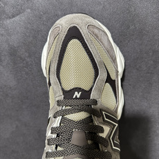 New Balance NB9060复古老爹鞋 鞋面采用猪皮革+人造革+织物多种材质拼接,层次感丰富,经典厚底造型自带增 New Balance NB9060复古老爹鞋 鞋面采用猪皮革+人造革+织物多种材质拼接,层次感丰富,经典厚底造型自带增