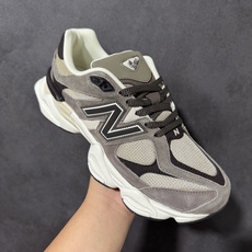 New Balance NB9060复古老爹鞋 鞋面采用猪皮革+人造革+织物多种材质拼接,层次感丰富,经典厚底造型自带增 New Balance NB9060复古老爹鞋 鞋面采用猪皮革+人造革+织物多种材质拼接,层次感丰富,经典厚底造型自带增