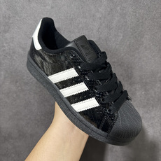 adidas三叶草 SUPERSTAR 贝壳头休闲板鞋 黑色鳄鱼纹 经典贝壳头鞋型,鞋面采用黑色鳄鱼纹亮面材质,质感高级 adidas三叶草 SUPERSTAR 贝壳头休闲板鞋 黑色鳄鱼纹 经典贝壳头鞋型,鞋面采用黑色鳄鱼纹亮面材质,质感高级