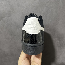 adidas三叶草 SUPERSTAR 贝壳头休闲板鞋 黑色鳄鱼纹 经典贝壳头鞋型,鞋面采用黑色鳄鱼纹亮面材质,质感高级 adidas三叶草 SUPERSTAR 贝壳头休闲板鞋 黑色鳄鱼纹 经典贝壳头鞋型,鞋面采用黑色鳄鱼纹亮面材质,质感高级