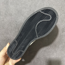 adidas三叶草 SUPERSTAR 贝壳头休闲板鞋 黑色鳄鱼纹 经典贝壳头鞋型,鞋面采用黑色鳄鱼纹亮面材质,质感高级 adidas三叶草 SUPERSTAR 贝壳头休闲板鞋 黑色鳄鱼纹 经典贝壳头鞋型,鞋面采用黑色鳄鱼纹亮面材质,质感高级