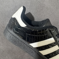 adidas三叶草 SUPERSTAR 贝壳头休闲板鞋 黑色鳄鱼纹 经典贝壳头鞋型,鞋面采用黑色鳄鱼纹亮面材质,质感高级 adidas三叶草 SUPERSTAR 贝壳头休闲板鞋 黑色鳄鱼纹 经典贝壳头鞋型,鞋面采用黑色鳄鱼纹亮面材质,质感高级