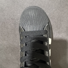 adidas三叶草 SUPERSTAR 贝壳头休闲板鞋 黑色鳄鱼纹 经典贝壳头鞋型,鞋面采用黑色鳄鱼纹亮面材质,质感高级 adidas三叶草 SUPERSTAR 贝壳头休闲板鞋 黑色鳄鱼纹 经典贝壳头鞋型,鞋面采用黑色鳄鱼纹亮面材质,质感高级
