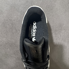 adidas三叶草 SUPERSTAR 贝壳头休闲板鞋 黑色鳄鱼纹 经典贝壳头鞋型,鞋面采用黑色鳄鱼纹亮面材质,质感高级 adidas三叶草 SUPERSTAR 贝壳头休闲板鞋 黑色鳄鱼纹 经典贝壳头鞋型,鞋面采用黑色鳄鱼纹亮面材质,质感高级