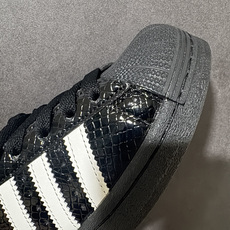 adidas三叶草 SUPERSTAR 贝壳头休闲板鞋 黑色鳄鱼纹 经典贝壳头鞋型,鞋面采用黑色鳄鱼纹亮面材质,质感高级 adidas三叶草 SUPERSTAR 贝壳头休闲板鞋 黑色鳄鱼纹 经典贝壳头鞋型,鞋面采用黑色鳄鱼纹亮面材质,质感高级