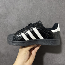 adidas三叶草 SUPERSTAR 贝壳头休闲板鞋 黑色鳄鱼纹 经典贝壳头鞋型,鞋面采用黑色鳄鱼纹亮面材质,质感高级 adidas三叶草 SUPERSTAR 贝壳头休闲板鞋 黑色鳄鱼纹 经典贝壳头鞋型,鞋面采用黑色鳄鱼纹亮面材质,质感高级