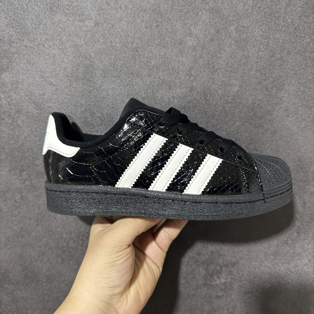 adidas三叶草 SUPERSTAR 贝壳头休闲板鞋 黑色鳄鱼纹 经典贝壳头鞋型，鞋面采用黑色鳄鱼纹亮面材质，质感高级