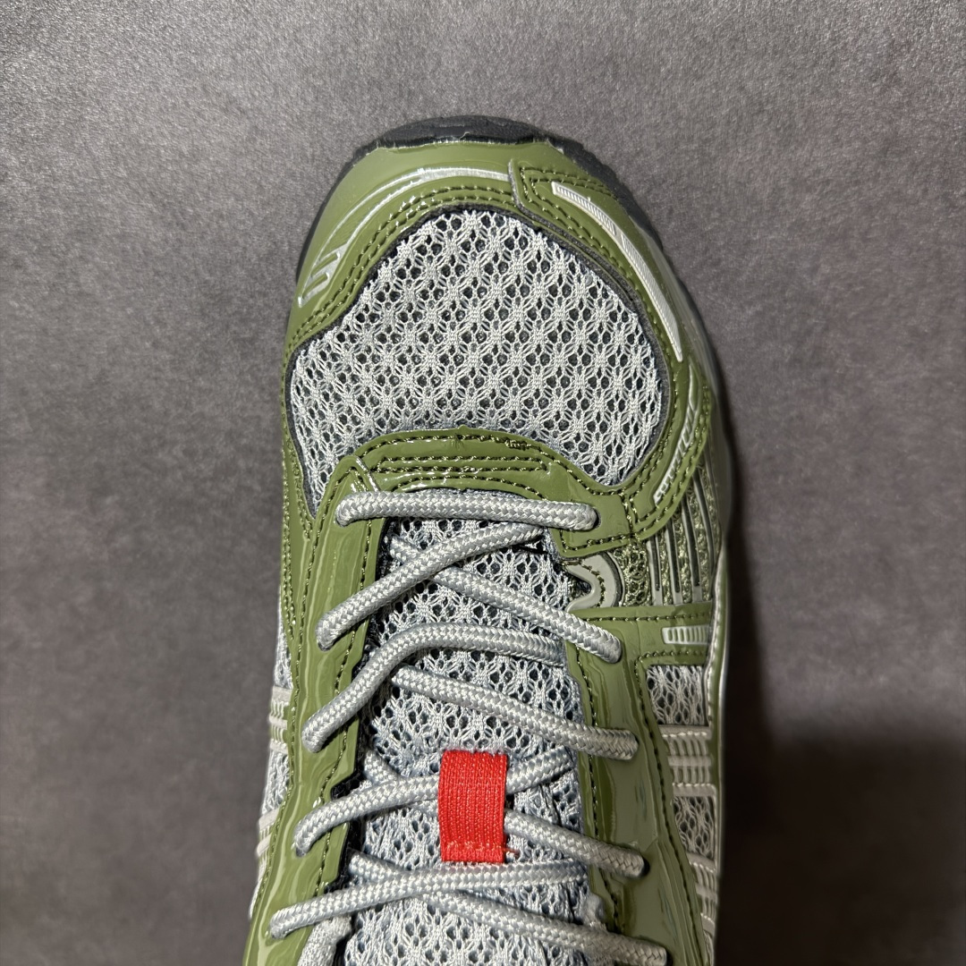 ASICS亚瑟士 GEL‑KAYANO 12.1 复古跑鞋 鞋面透气工程网布搭配合成革支撑框架，透气性良好，鞋身线条硬朗
