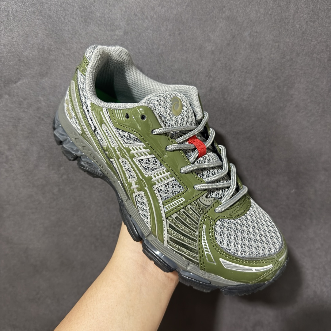 ASICS亚瑟士 GEL‑KAYANO 12.1 复古跑鞋 鞋面透气工程网布搭配合成革支撑框架，透气性良好，鞋身线条硬朗