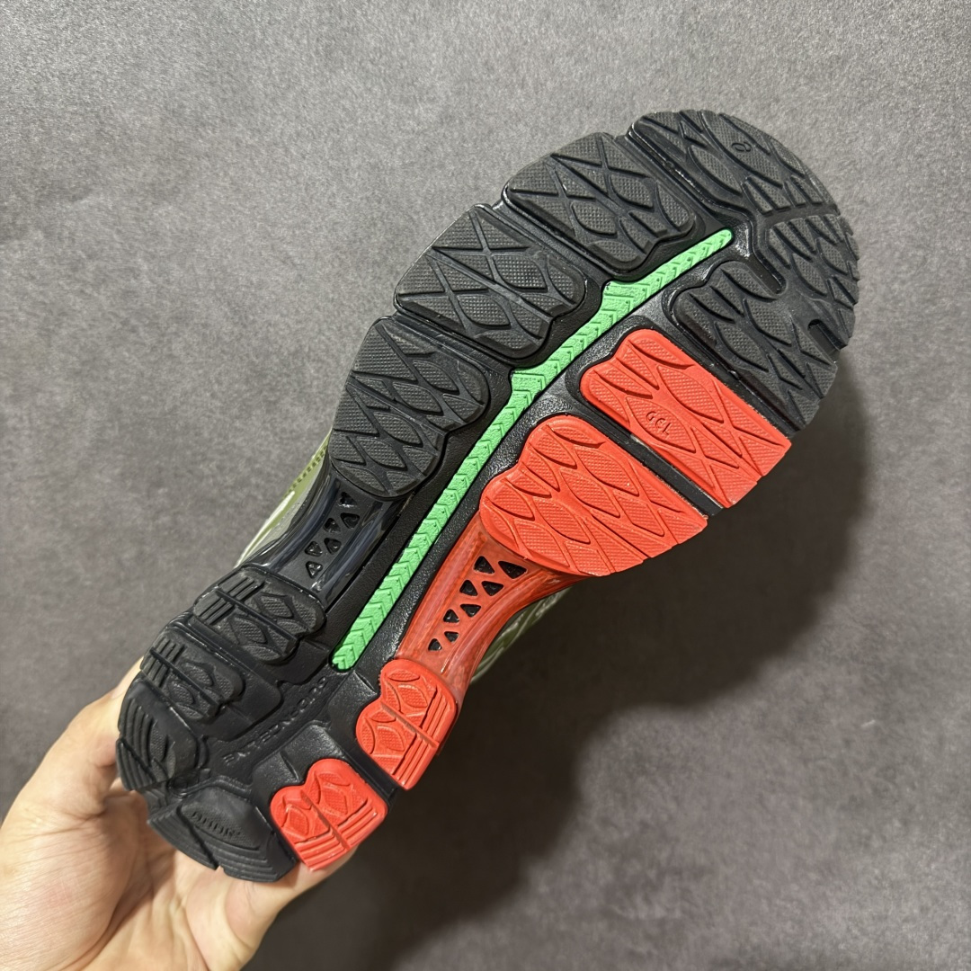 ASICS亚瑟士 GEL‑KAYANO 12.1 复古跑鞋 鞋面透气工程网布搭配合成革支撑框架，透气性良好，鞋身线条硬朗