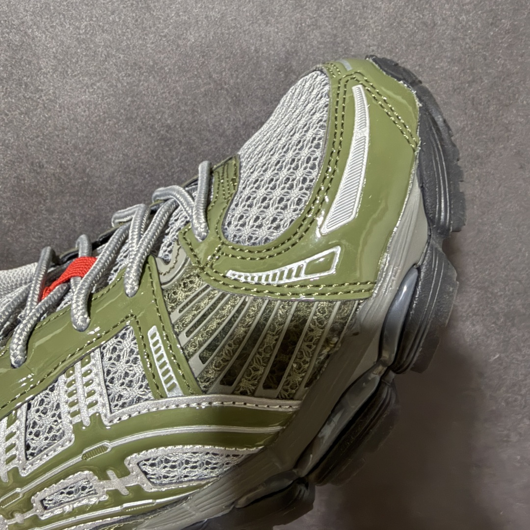 ASICS亚瑟士 GEL‑KAYANO 12.1 复古跑鞋 鞋面透气工程网布搭配合成革支撑框架，透气性良好，鞋身线条硬朗