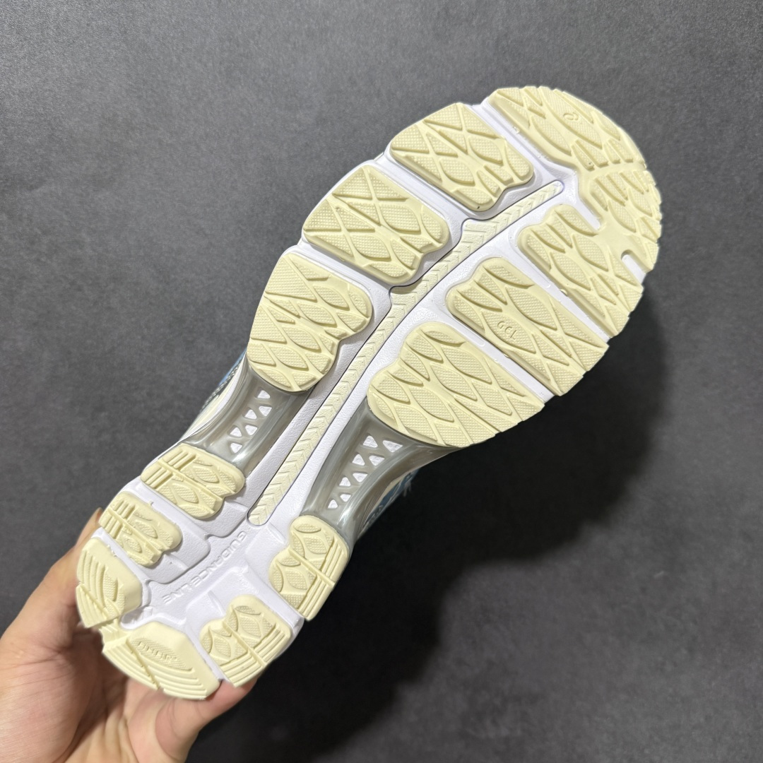 ASICS亚瑟士 GEL‑KAYANO 12.1 复古跑鞋 鞋面透气工程网布搭配合成革支撑框架，透气性良好，鞋身线条硬朗