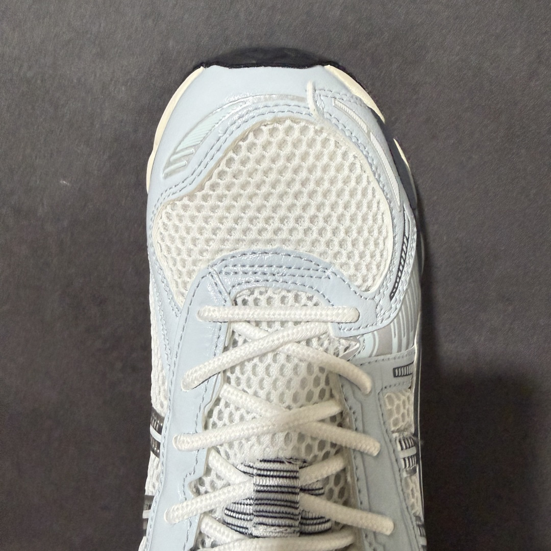 ASICS亚瑟士 GEL‑KAYANO 12.1 复古跑鞋 鞋面透气工程网布搭配合成革支撑框架，透气性良好，鞋身线条硬朗