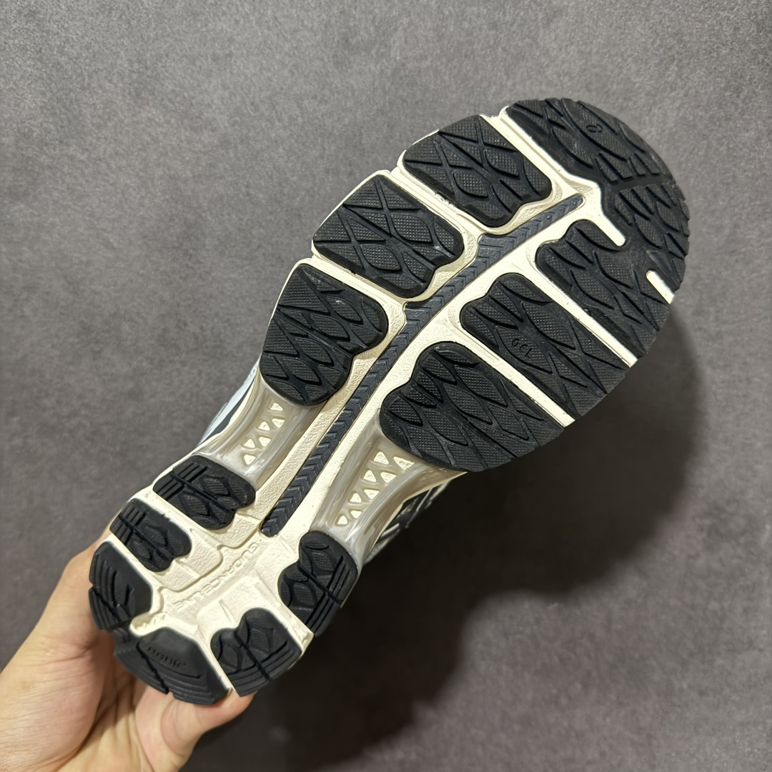 ASICS亚瑟士 GEL‑KAYANO 12.1 复古跑鞋 鞋面透气工程网布搭配合成革支撑框架，透气性良好，鞋身线条硬朗