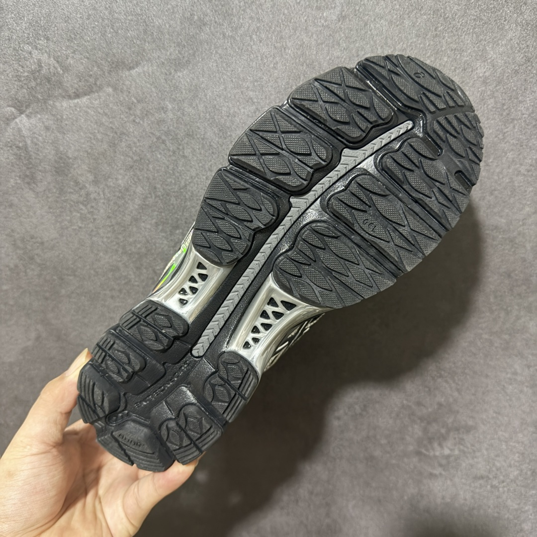 ASICS亚瑟士 GEL‑KAYANO 12.1 复古跑鞋 鞋面透气工程网布搭配合成革支撑框架，透气性良好，鞋身线条硬朗