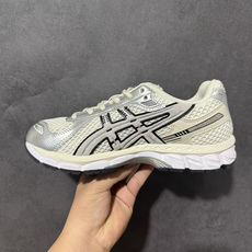 ASICS亚瑟士 GEL‑KAYANO 12.1 复古跑鞋 鞋面透气工程网布搭配合成革支撑框架,透气性良好,鞋身线条硬朗 ASICS亚瑟士 GEL‑KAYANO 12.1 复古跑鞋 鞋面透气工程网布搭配合成革支撑框架,透气性良好,鞋身线条硬朗
