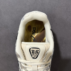 ASICS亚瑟士 GEL‑KAYANO 12.1 复古跑鞋 鞋面透气工程网布搭配合成革支撑框架,透气性良好,鞋身线条硬朗 ASICS亚瑟士 GEL‑KAYANO 12.1 复古跑鞋 鞋面透气工程网布搭配合成革支撑框架,透气性良好,鞋身线条硬朗