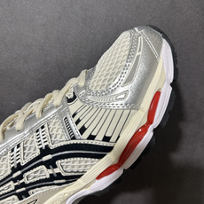 ASICS亚瑟士 GEL‑KAYANO 12.1 复古跑鞋 鞋面透气工程网布搭配合成革支撑框架,透气性良好,鞋身线条硬朗 ASICS亚瑟士 GEL‑KAYANO 12.1 复古跑鞋 鞋面透气工程网布搭配合成革支撑框架,透气性良好,鞋身线条硬朗