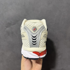ASICS亚瑟士 GEL‑KAYANO 12.1 复古跑鞋 鞋面透气工程网布搭配合成革支撑框架,透气性良好,鞋身线条硬朗 ASICS亚瑟士 GEL‑KAYANO 12.1 复古跑鞋 鞋面透气工程网布搭配合成革支撑框架,透气性良好,鞋身线条硬朗
