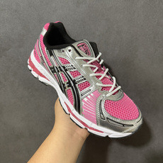 ASICS亚瑟士 GEL‑KAYANO 12.1 复古跑鞋 鞋面透气工程网布搭配合成革支撑框架,透气性良好,鞋身线条硬朗 ASICS亚瑟士 GEL‑KAYANO 12.1 复古跑鞋 鞋面透气工程网布搭配合成革支撑框架,透气性良好,鞋身线条硬朗