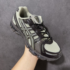 ASICS亚瑟士 GEL‑KAYANO 12.1 复古跑鞋 鞋面透气工程网布搭配合成革支撑框架,透气性良好,鞋身线条硬朗 ASICS亚瑟士 GEL‑KAYANO 12.1 复古跑鞋 鞋面透气工程网布搭配合成革支撑框架,透气性良好,鞋身线条硬朗