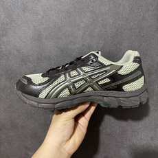 ASICS亚瑟士 GEL‑KAYANO 12.1 复古跑鞋 鞋面透气工程网布搭配合成革支撑框架,透气性良好,鞋身线条硬朗 ASICS亚瑟士 GEL‑KAYANO 12.1 复古跑鞋 鞋面透气工程网布搭配合成革支撑框架,透气性良好,鞋身线条硬朗