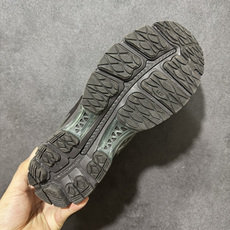 ASICS亚瑟士 GEL‑KAYANO 12.1 复古跑鞋 鞋面透气工程网布搭配合成革支撑框架,透气性良好,鞋身线条硬朗 ASICS亚瑟士 GEL‑KAYANO 12.1 复古跑鞋 鞋面透气工程网布搭配合成革支撑框架,透气性良好,鞋身线条硬朗