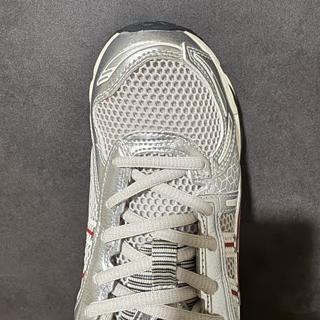 ASICS亚瑟士 GEL‑KAYANO 12.1 复古跑鞋 鞋面透气工程网布搭配合成革支撑框架，透气性良好，鞋身线条硬朗