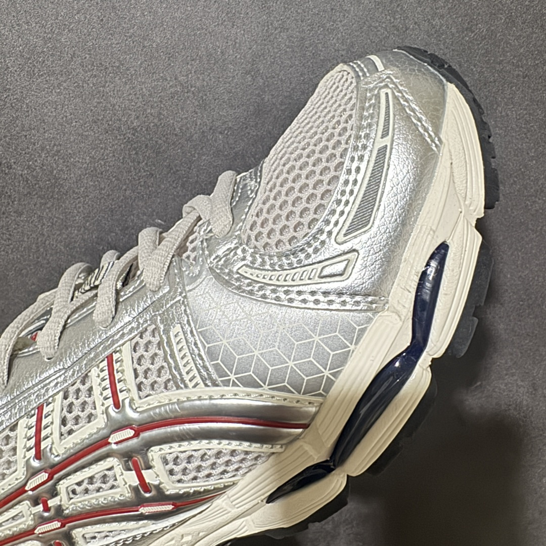 ASICS亚瑟士 GEL‑KAYANO 12.1 复古跑鞋 鞋面透气工程网布搭配合成革支撑框架，透气性良好，鞋身线条硬朗