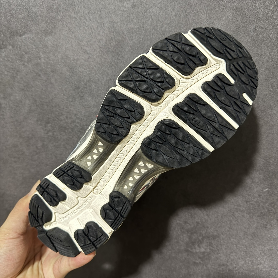 ASICS亚瑟士 GEL‑KAYANO 12.1 复古跑鞋 鞋面透气工程网布搭配合成革支撑框架，透气性良好，鞋身线条硬朗