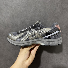ASICS亚瑟士 GEL‑KAYANO 12.1 复古跑鞋 鞋面透气工程网布搭配合成革支撑框架,透气性良好,鞋身线条硬朗 ASICS亚瑟士 GEL‑KAYANO 12.1 复古跑鞋 鞋面透气工程网布搭配合成革支撑框架,透气性良好,鞋身线条硬朗