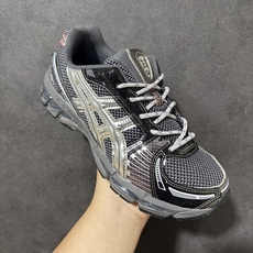 ASICS亚瑟士 GEL‑KAYANO 12.1 复古跑鞋 鞋面透气工程网布搭配合成革支撑框架,透气性良好,鞋身线条硬朗 ASICS亚瑟士 GEL‑KAYANO 12.1 复古跑鞋 鞋面透气工程网布搭配合成革支撑框架,透气性良好,鞋身线条硬朗
