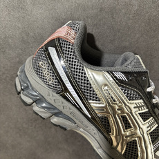 ASICS亚瑟士 GEL‑KAYANO 12.1 复古跑鞋 鞋面透气工程网布搭配合成革支撑框架,透气性良好,鞋身线条硬朗 ASICS亚瑟士 GEL‑KAYANO 12.1 复古跑鞋 鞋面透气工程网布搭配合成革支撑框架,透气性良好,鞋身线条硬朗