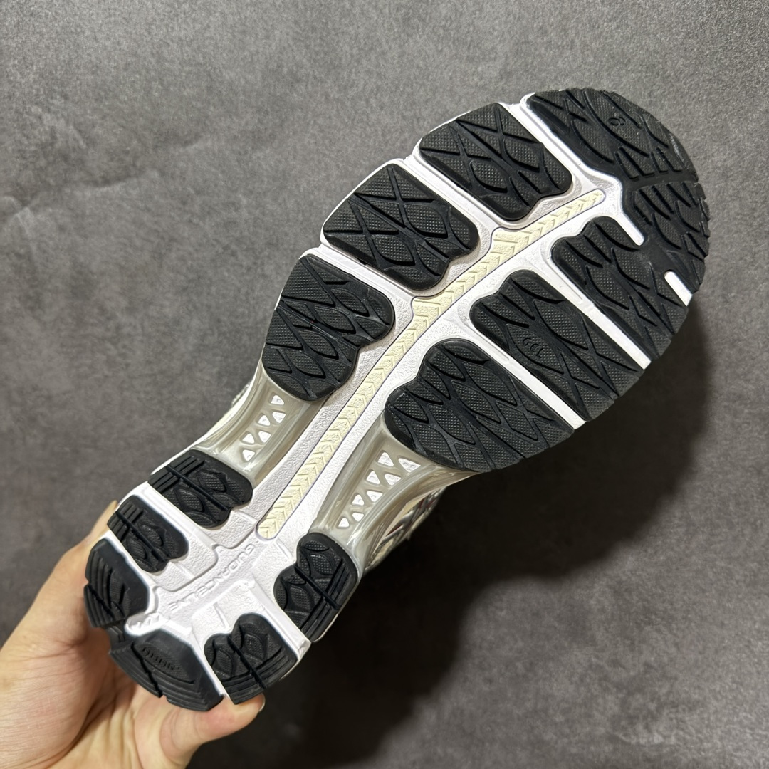 ASICS亚瑟士 GEL‑KAYANO 12.1 复古跑鞋 鞋面透气工程网布搭配合成革支撑框架，透气性良好，鞋身线条硬朗