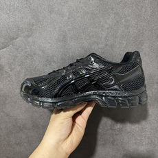 ASICS亚瑟士 GEL‑KAYANO 12.1 复古跑鞋 鞋面透气工程网布搭配合成革支撑框架,透气性良好,鞋身线条硬朗 ASICS亚瑟士 GEL‑KAYANO 12.1 复古跑鞋 鞋面透气工程网布搭配合成革支撑框架,透气性良好,鞋身线条硬朗