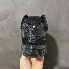 ASICS亚瑟士 GEL‑KAYANO 12.1 复古跑鞋 鞋面透气工程网布搭配合成革支撑框架,透气性良好,鞋身线条硬朗 ASICS亚瑟士 GEL‑KAYANO 12.1 复古跑鞋 鞋面透气工程网布搭配合成革支撑框架,透气性良好,鞋身线条硬朗