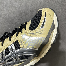 ASICS亚瑟士 GEL‑KAYANO 12.1 复古跑鞋 鞋面透气工程网布搭配合成革支撑框架,透气性良好,鞋身线条硬朗 ASICS亚瑟士 GEL‑KAYANO 12.1 复古跑鞋 鞋面透气工程网布搭配合成革支撑框架,透气性良好,鞋身线条硬朗