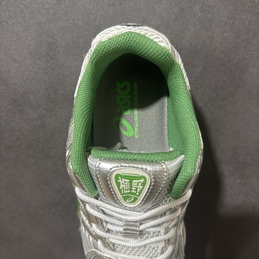 ASICS亚瑟士 GEL‑KAYANO 12.1 复古跑鞋 鞋面透气工程网布搭配合成革支撑框架，透气性良好，鞋身线条硬朗