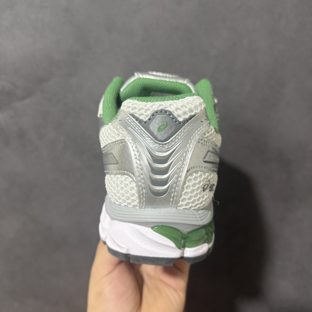 ASICS亚瑟士 GEL‑KAYANO 12.1 复古跑鞋 鞋面透气工程网布搭配合成革支撑框架，透气性良好，鞋身线条硬朗