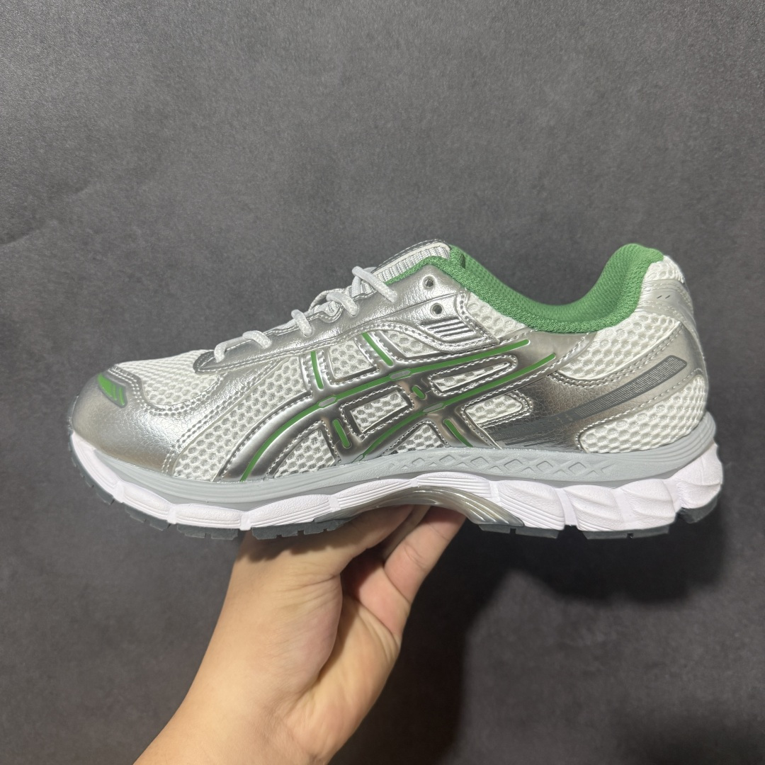 ASICS亚瑟士 GEL‑KAYANO 12.1 复古跑鞋 鞋面透气工程网布搭配合成革支撑框架，透气性良好，鞋身线条硬朗