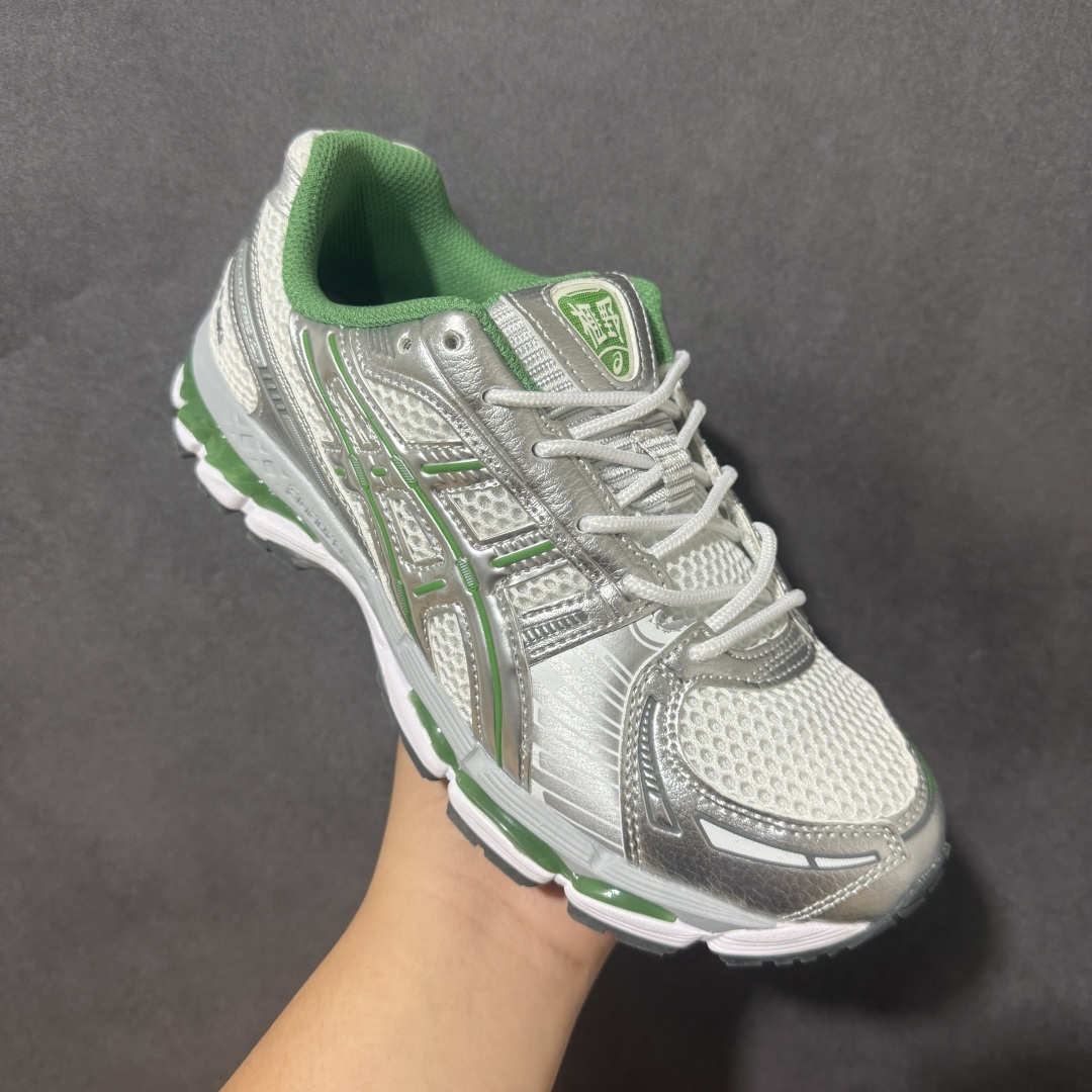 ASICS亚瑟士 GEL‑KAYANO 12.1 复古跑鞋 鞋面透气工程网布搭配合成革支撑框架，透气性良好，鞋身线条硬朗