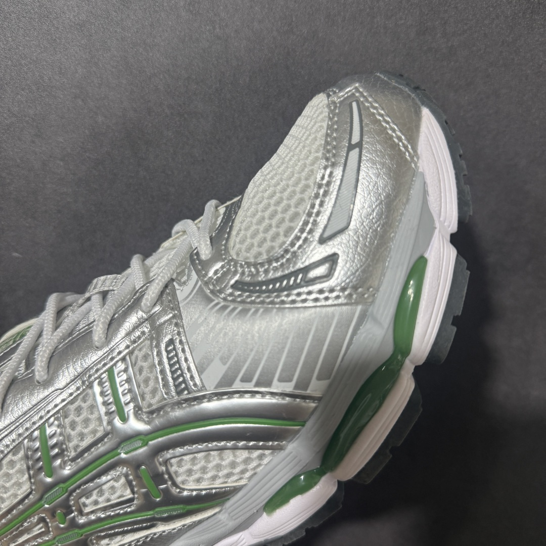 ASICS亚瑟士 GEL‑KAYANO 12.1 复古跑鞋 鞋面透气工程网布搭配合成革支撑框架，透气性良好，鞋身线条硬朗