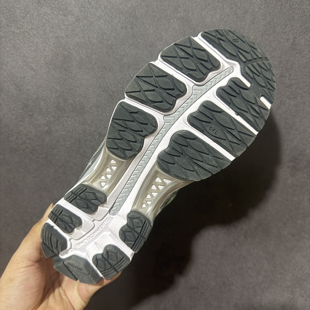 ASICS亚瑟士 GEL‑KAYANO 12.1 复古跑鞋 鞋面透气工程网布搭配合成革支撑框架，透气性良好，鞋身线条硬朗