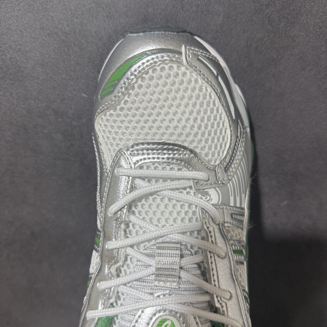 ASICS亚瑟士 GEL‑KAYANO 12.1 复古跑鞋 鞋面透气工程网布搭配合成革支撑框架，透气性良好，鞋身线条硬朗
