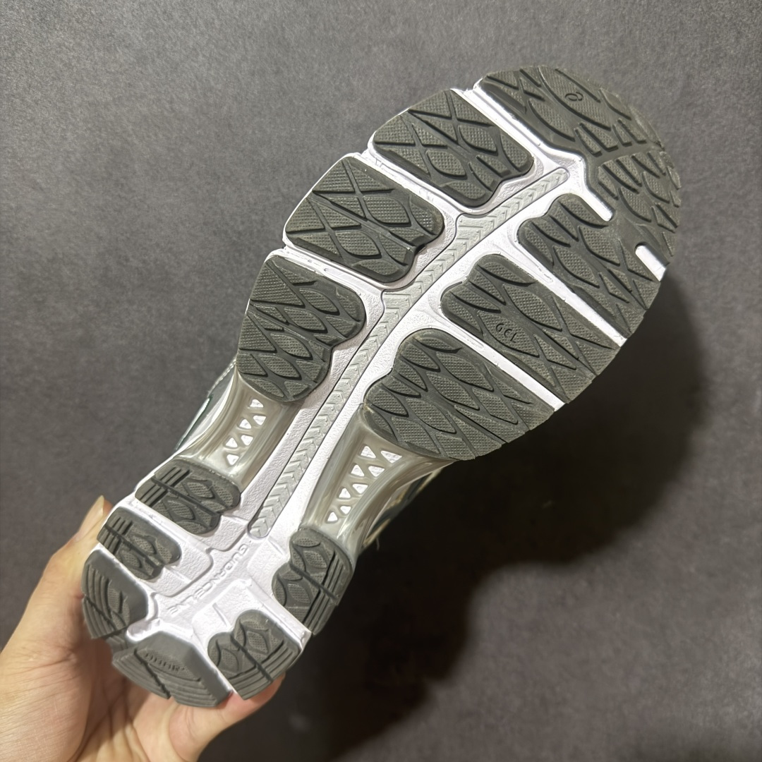 ASICS亚瑟士 GEL‑KAYANO 12.1 复古跑鞋 鞋面透气工程网布搭配合成革支撑框架，透气性良好，鞋身线条硬朗