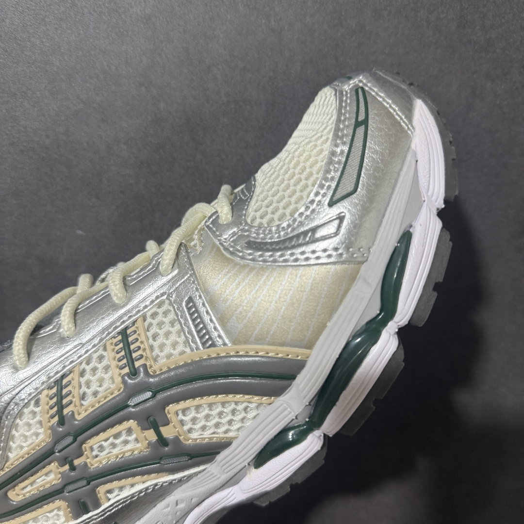 ASICS亚瑟士 GEL‑KAYANO 12.1 复古跑鞋 鞋面透气工程网布搭配合成革支撑框架，透气性良好，鞋身线条硬朗